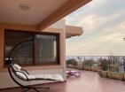 Luksuzni penthouse uz more s prekrasnim pogledom na dobru vodu