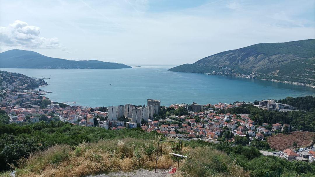 Zemljište s pogledom na more površine 538 m2 u Herceg Novom