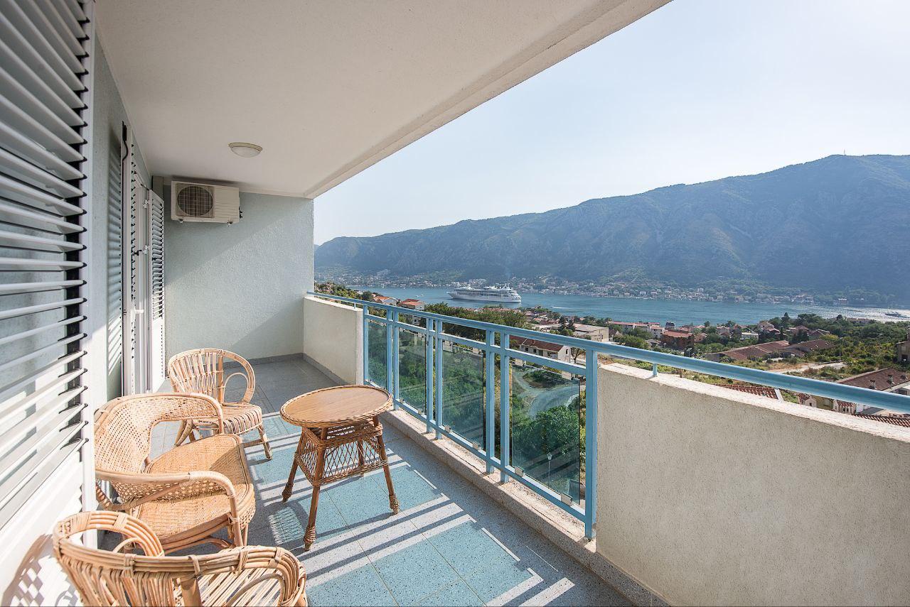 Panoramski studio s pogledom na morje 46 m2 s teraso v Kotorju