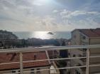 Запањујући стан од 93 м2 са погледом на море у Петровцу са базеном и намештајем