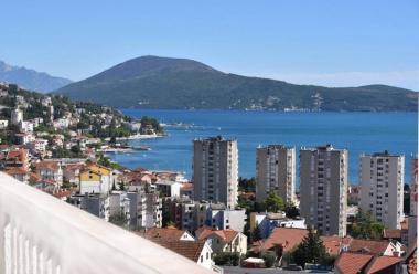 Appartement de 3 chambres avec vue panoramique sur la mer à Herceg Novi avec cheminée et garage