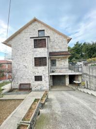 Ekskluzivna vila s 4 kata površine 280 m2 u Tivtu u blizini marine Porto Montenegro