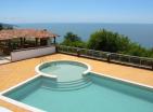 Lujoso apartamento de 240 m2 con vistas al mar en Dobra Voda con piscina