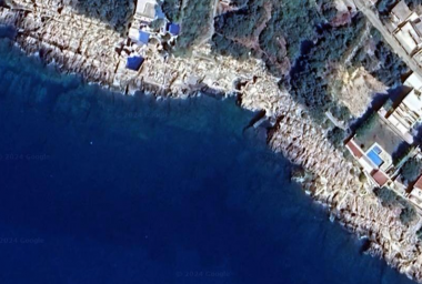 Ексклузивна парцела од 805 м2 на обали мора у утеху за изградњу виле или мини хотела са базеном