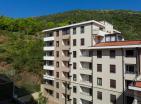 Encantador apartamento junto al mar de 43 m2 en Becici con vistas a la montaña