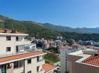 Encantador apartamento junto al mar de 43 m2 en Becici con vistas a la montaña