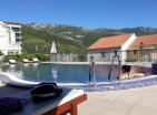 1-sobni apartman s pogledom na more površine 39 m2 u Bečićima s bazenom, 400 m od plaže