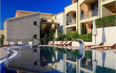 1-sobni apartman s pogledom na more površine 39 m2 u Bečićima s bazenom, 400 m od plaže