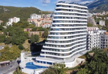 Impresionante apartamento con vistas al mar de 51 m2 en Becici en residencia con piscina