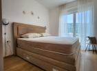 Impresionante apartamento nuevo de 2 dormitorios de 58 m2 con vistas al mar en Budva