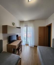 Mahnitëse e re 2 dhoma gjumi apartament 58 m2 me pamje nga deti Në Budva