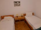 Me diell 2 dhoma gjumi apartament 60 m2 ne Becici me kopsht prane Splendid