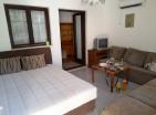 Soleggiato appartamento di 2 camere da letto 60 m2 a Becici con giardino vicino a Splendid