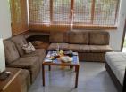 Сунчани стан од 60 м2 са 2 спаваће собе у Бечићу са баштом у близини Сплендида