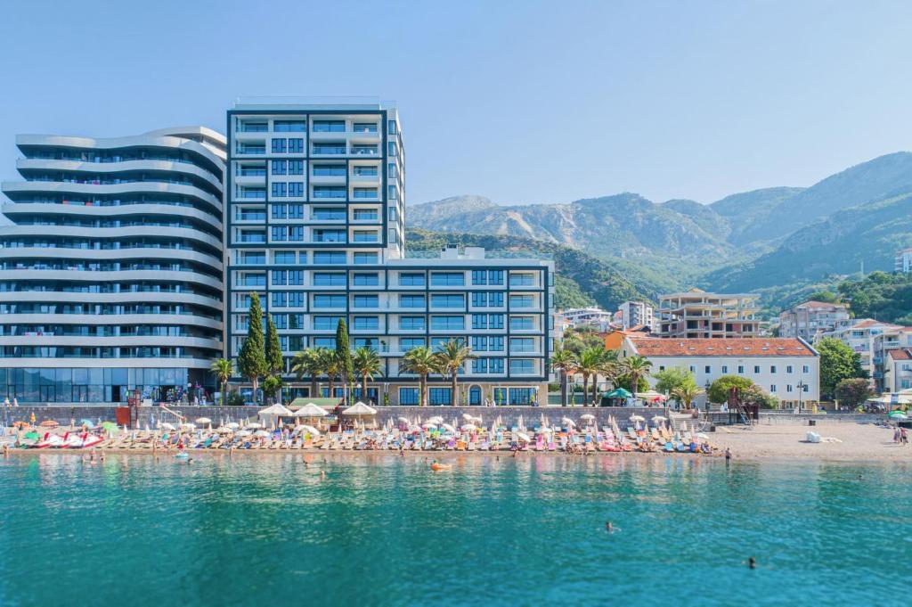 Luksuzni apartman na plaži površine 78 m2 u Bečićima sa zadivljujućim sadržajima