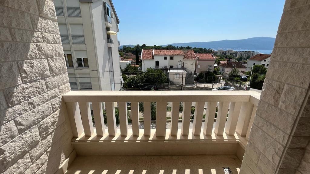 Нови двособни стан од 46 м2 у Тивати у близини Порто Монтенегро са терасом
