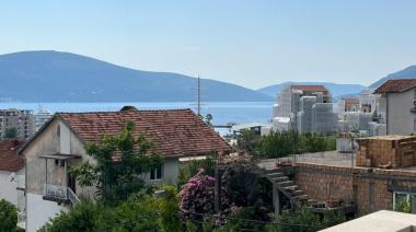 Вид на море 2 спални скъпоценен камък 71 м2 в Тиват близо до Порто Черна Гора