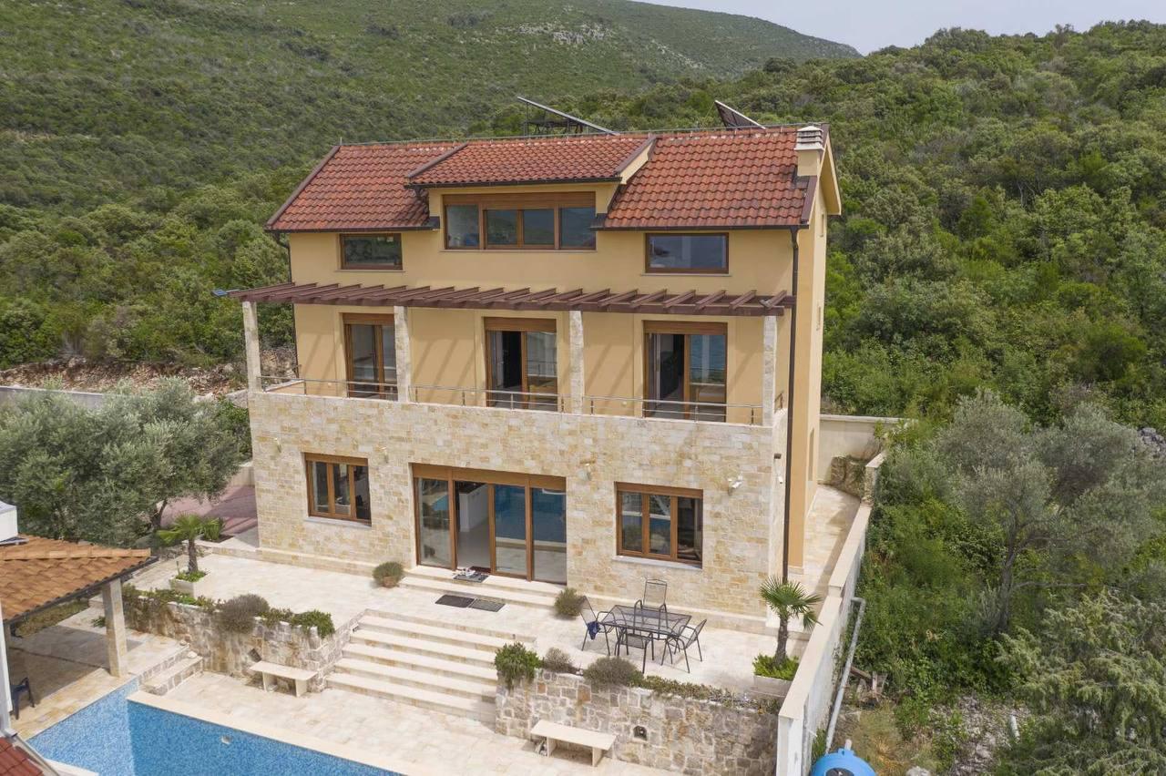 Luxueuse villa balnéaire à Glavaticici avec piscine à côté de la mer