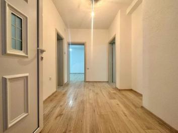Apartament mahnitës me pamje nga deti 116 m2 me tarracë në Tivat