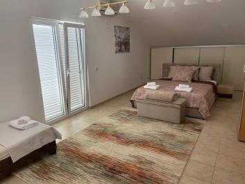 Luxusný 2-izbový byt 115 m2 v Becici s 3 terasami