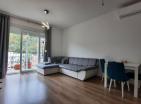 Apartament i mobiluar buzë plazhit Në Becici 44 m2-mundesi qiraje prime