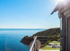 Impresionante ático con vistas al mar junto al casco antiguo de Budva con acceso a la piscina