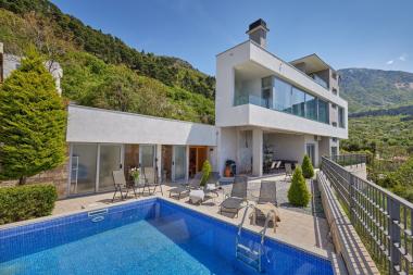 Luxusní vila v Kovaci s úchvatným výhledem na záliv a bazénem