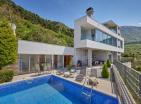 Villa de luxe à Kovac avec vue imprenable sur la baie et piscine