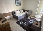 Impresionante apartamento remodelado de 1 dormitorio de 42 m2 en Petrovac, a pasos del mar
