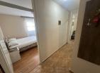 Зашеметяващ 1 спалня преустроен апартамент 42 м2 в Петровац, стъпки към морето
