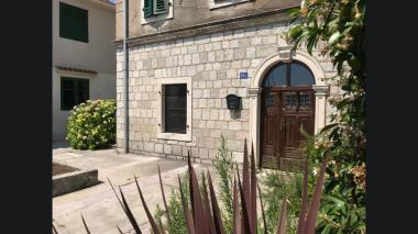 Byt 68m2 ve starém kamenném domě v Tivat, pár kroků od vody a PortoMontenegro