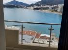 Cautivador apartamento con vistas al mar de 107 m2 en Rafailovići con terraza
