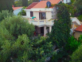 Запањујућа троспратна кућа с погледом на море у Крашићу, приватност у маслинику