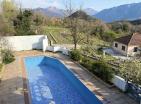 Luxusní vila s obrovskou vinicí a bazénem vedle Virpazaru v Černé Hoře