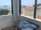 Apartamento con vistas al mar de 50 m2 en Petrovac con terraza a 350 metros de la playa