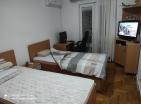 Велики пространи стан са 3 спаваће собе површине 126 м2 у Будви, 450 м од мора