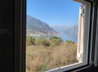 Dih jemajoč pogled na morje sončno stanovanje 104 m2 v Kotorju s 3 spalnicami in teraso