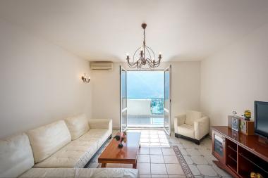 Apartament panoramik me pamje nga deti 97 m2 ne Dobrota te bukur, Kotor