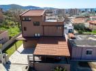 Luksuzna vila s 4 kata površine 221 m2 s panoramskim pogledom na more i grad Bar