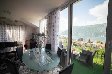 Dy dhoma gjumi banesë 62 m2 në Stoliv me terrase dhe pamje panoramike Të Gjirit Të Kotorrit