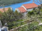 Superbe villa avec vue sur la mer avec 2 terrasses à Bigova avec des jardins luxuriants