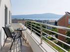Nuevo apartamento de 67 m2 con dos dormitorios en Tivat con vistas al mar