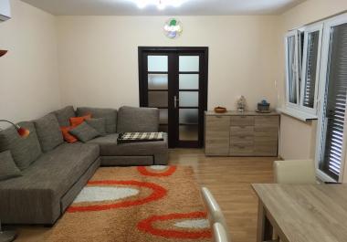 Simpatik Boka Bay 69 m2 dy dhoma gjumi apartament Ne Dobrota me oborr privat