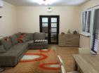 Affascinante Boka Bay 69 m2 appartamento con due camere da letto a Dobrota con cortile privato