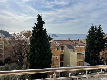 Impresionante apartamento de 64 m2 de un dormitorio en Petrovac con terraza con vistas al mar