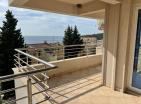 Зашеметяващ 64 м2 двустаен апартамент в Петровац с тераса с изглед към морето