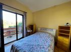 Apartman površine 95 m2 s 3 spavaće sobe i pogledom na more u Sutomoru, 1300 m od mora