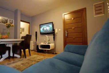 Šarmantan apartman s 2 spavaće sobe površine 51 m2 u Bečićima, samo 5 minuta od plaže