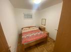 Encantador apartamento de 2 dormitorios y 51 m2 en Bečići, a solo 5 minutos de la playa