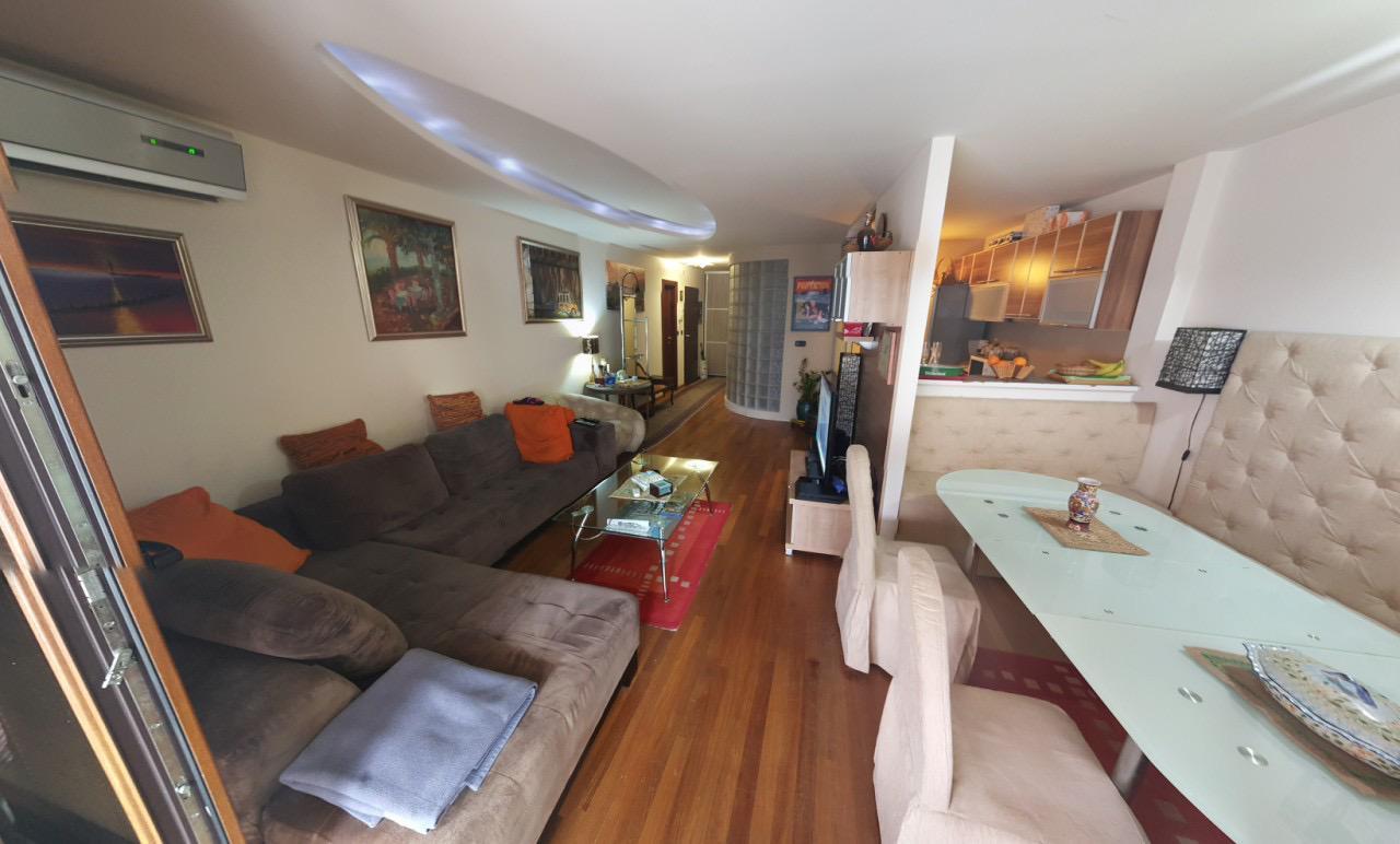 Lujoso piso de dos dormitorios y 75 m2 en Budva con estacionamiento en una ubicación privilegiada